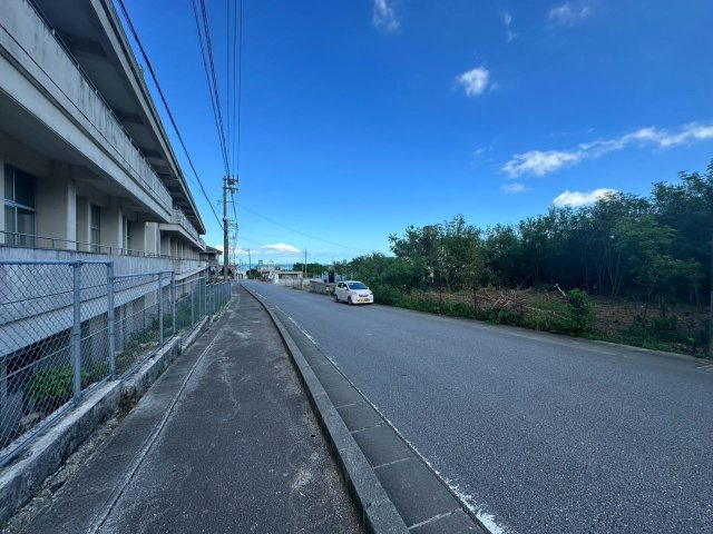 うるま市勝連平敷屋の前面道路含む現地写真|南側の市道（幅員約11.5m）