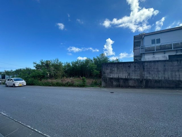 うるま市勝連平敷屋の前面道路含む現地写真|南側の市道