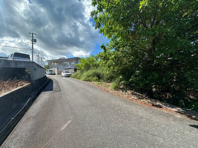 うるま市勝連平敷屋の前面道路含む現地写真|北側の市道（幅員約5m）