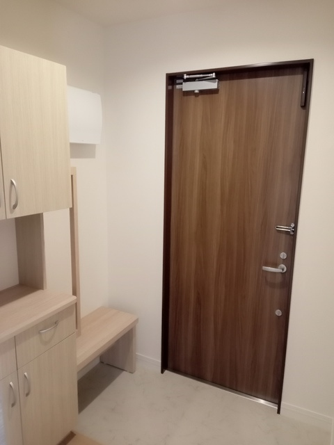 （シニア限定）たからまちVillageの玄関|玄関に手すり付とイスがついてます