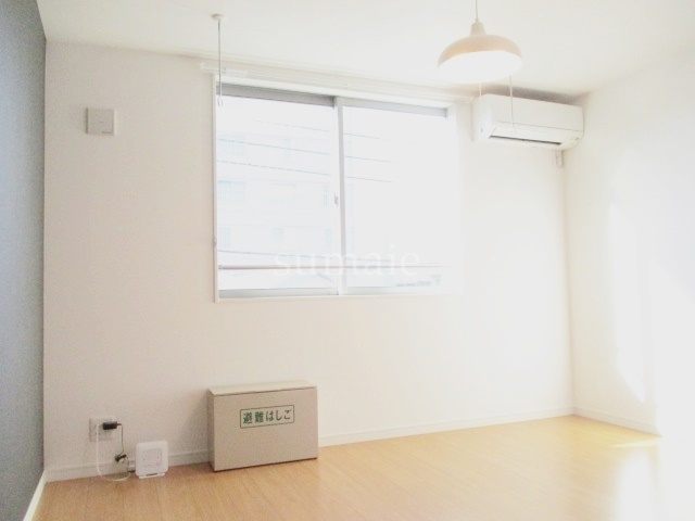 アドニスⅡの居間・リビング|7.6帖の居室です☆