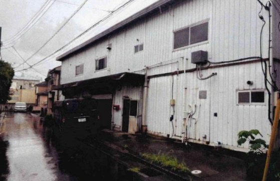 八潮市大字木曽根の倉庫の外観