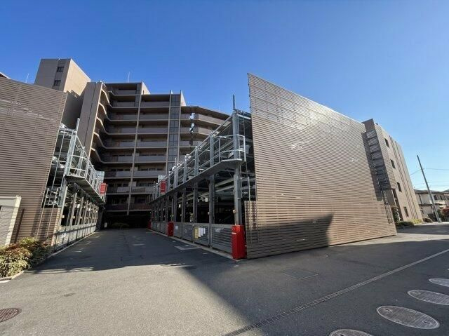 ウエリス世田谷砧の駐車場
