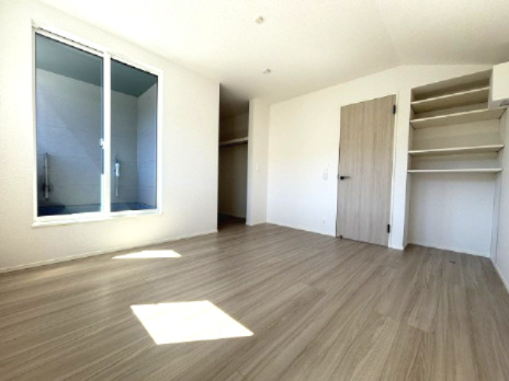 西区山田新町1丁目の洋室|大きめの窓から自然光を取り込める洋室です。収納も備え、衣類や日用品を整理しながら居室部分をすっきり使いやすい一室です。