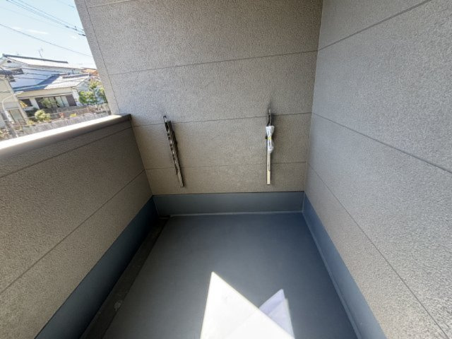 西区山田新町1丁目のバルコニー|居室から出入りできるバルコニーです。洗濯物を干すスペースとして利用でき、屋外の空気に触れながら気分転換できる場所としても活用できます。