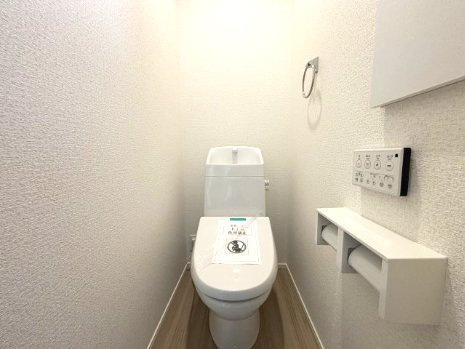 西区山田新町1丁目のトイレ|温水洗浄機能付き便座を備えたトイレです。手洗いと収納もあり、必要な日用品をまとめて整理できます。毎日使う場所をすっきり保ちやすい空間です。