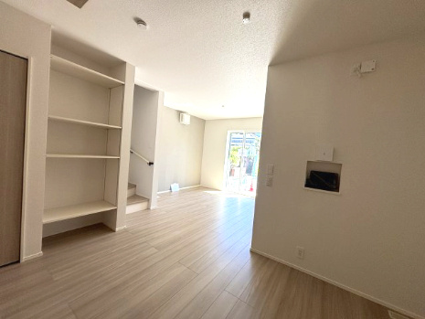 西区山田新町1丁目の居間・リビング|明るい木目の床と白を基調としたLDKです。窓から自然光を取り込みやすく、ダイニングやソファなど家具の配置を考えやすいシンプルな空間です。