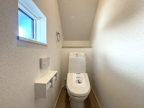 西区山田新町1丁目のトイレ|窓を備えた明るいトイレです。温水洗浄機能付き便座を設置し、毎日快適に利用できます。シンプルな内装で、清潔感のある空間です。