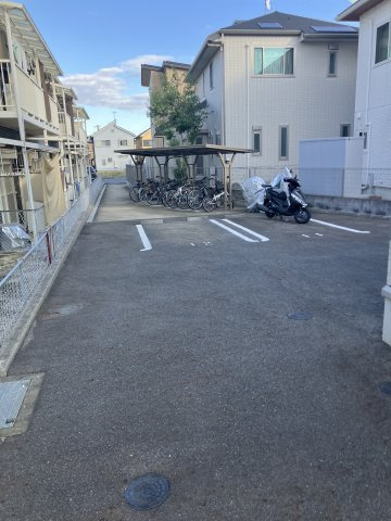 シャルマントリシティIIIの駐車場