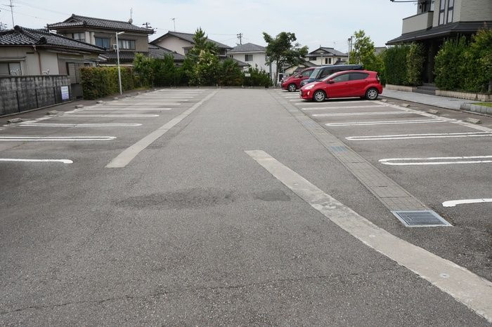 グラン　クラシック　B棟の駐車場