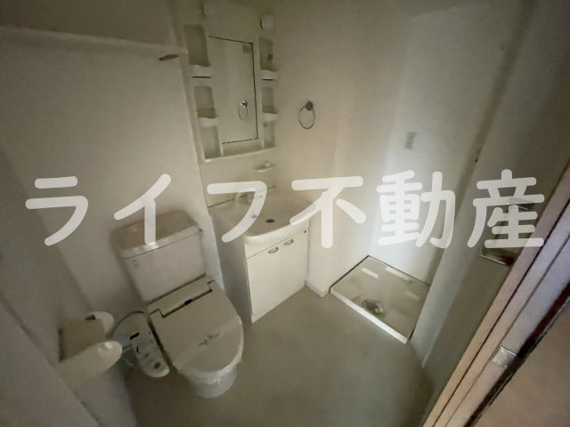 アーク吉田駅前の洗面所|明るい洗面所です