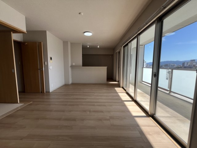 ヒューマインド南福岡かえで通りの居間・リビング|大きな窓から光が差し込む、ゆったりとくつろげる心地よいリビング☆南西向きにつき陽当たり良好！
