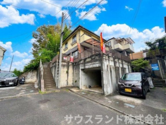 八王子市小比企町の前面道路含む現地写真|落ち着いた閑静な住宅街に位置しており、静かで快適な暮らしが叶います！前面道路の交通量が少なく、お子様のお出かけ時やご家族での車のお出し入れもスムーズかつ安全に行っていただける住環境です。