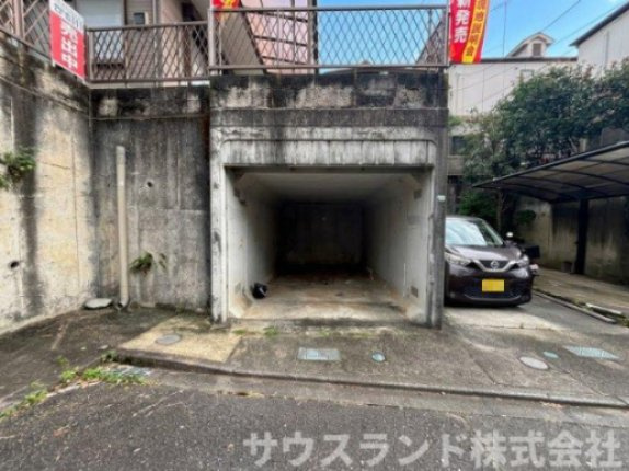 八王子市小比企町の駐車場|大切なお車を雨風や直射日光からしっかりと守れるビルトインガレージ付きです！雨の日の乗降やお荷物の積み下ろしも濡れずに行えるほか、自転車やアウトドア用品の保管場所としても大変便利にご活用いただけます。