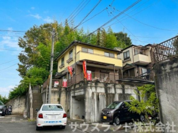 八王子市小比企町の前面道路含む現地写真|高台ならではの優れた解放感と豊かな採光が魅力の住宅です！周辺は緑も多く穏やかな環境で、日々の暮らしに安心感をもたらします。見晴らしの良さを感じながら毎日を健やかにお過ごしいただけます。