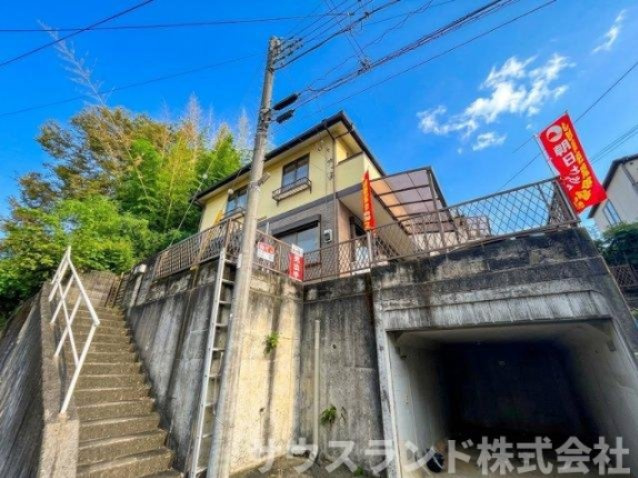 八王子市小比企町の前面道路含む現地写真|道路からの独立感が高く、プライベート性がしっかりと保たれた住まいです！アプローチ階段を通って敷地内へ入る構造のため、通行人からの視線が届きにくく防犯面においても安心感の持てる設計となっております。