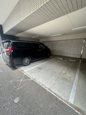 レオンコンフォート難波南の駐車場