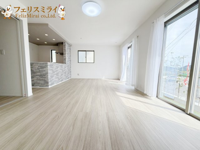 全１１１棟　北須磨タウン　H-２号棟の居間・リビング|◎本日ご見学可能です♪
◎当社限定！ご成約特典キャンペーン実施中♪
◎住宅ローンに自信有♪
◎地元スタッフが対応致します♪