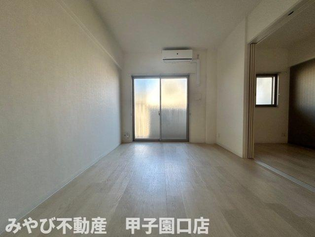 プリマヴェーラ甲子園一番町の居間・リビング