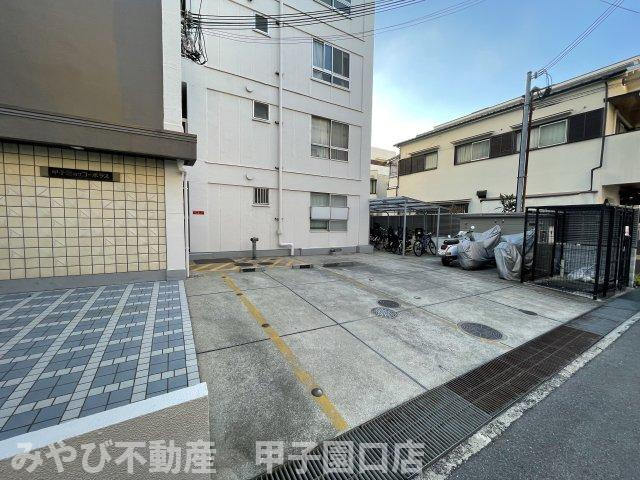 甲子園第7コーポラスの駐車場