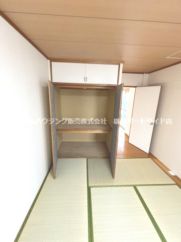 和室には便利な押入れ収納付きで、お布団や季節物もすっきり片付きます。