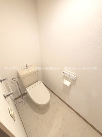 清潔感のあるトイレは、温水洗浄便座付きで快適。（洗浄便座は新規交換済み）