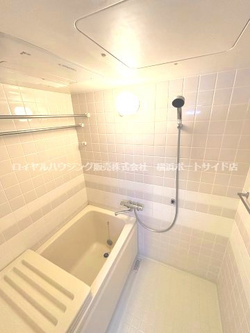 ゆったりとしたバスルームで、一日の疲れをリフレッシュ。（浴室乾燥機は新規交換済み）