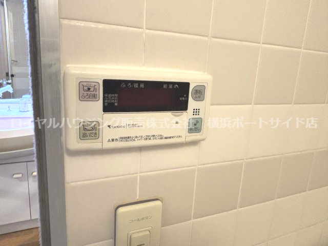 便利な浴室リモコン付きで、お湯張りや追い焚きも簡単操作。