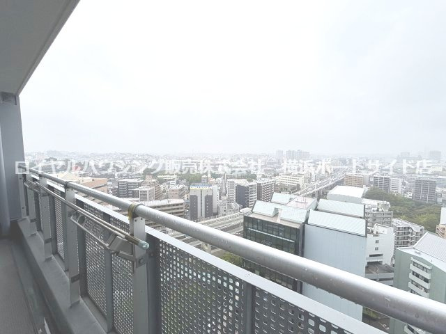 天気の良い日は、バルコニーからの景色が一段と美しく映えます。