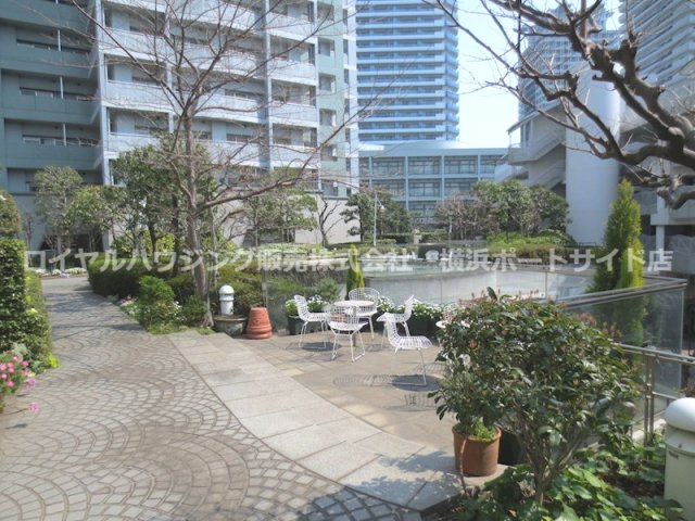 緑に癒される、住民専用のプライベートガーデン。