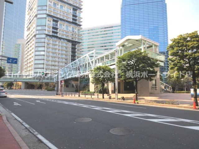 敷地内から延びるデッキ（ＥＶ付）を渡ってベイクウォーター・横浜駅へつながっています。