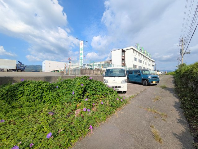 南梅本町戸建て（再建築不可）の駐車場|車をお持ちの方に嬉しい駐車場付きの物件です