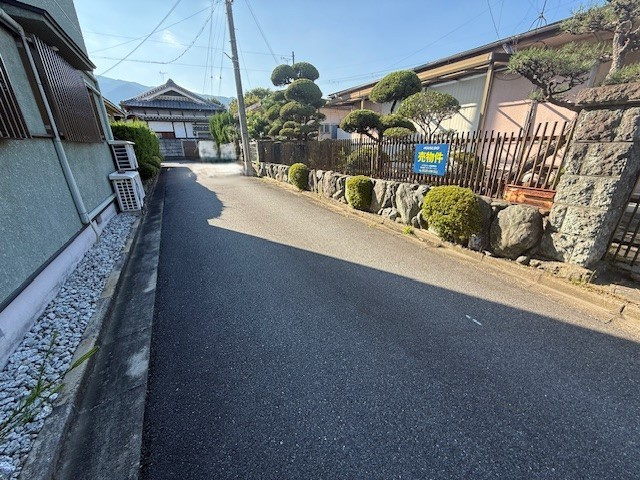 御所市大字元町　売土地の前面道路含む現地写真
