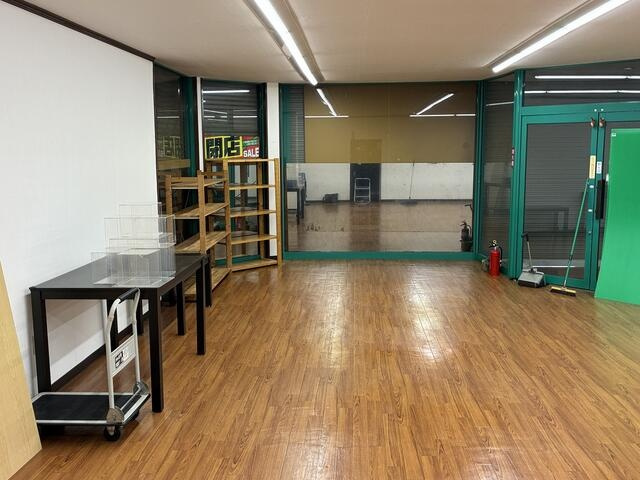 周船寺貸店舗のロビー