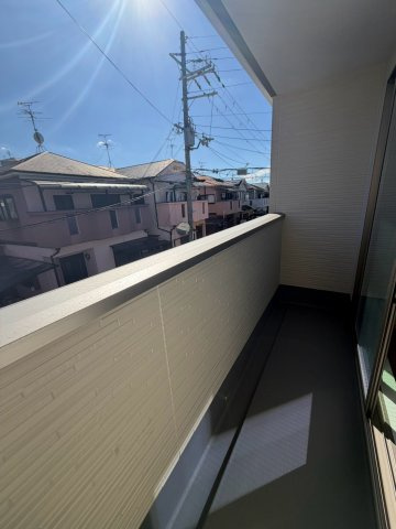 松原市北新町5丁目のバルコニー|開放感のあるバルコニーで、洗濯物もしっかり干せます。明るい陽射しを取り込みやすく、気持ちよく過ごせる空間です。