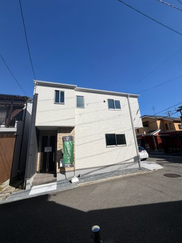 松原市北新町5丁目の外観|2026年4月完成の新築戸建て。明るく爽やかな外観と、角地ならではの開放感が魅力の住まいです。