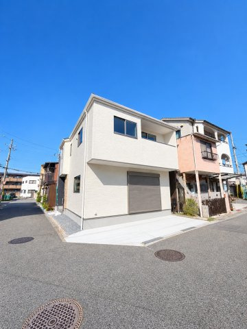 松原市北新町5丁目の前面道路含む現地写真|角地につき、2方向から光と風を取り込みやすい開放的な立地。前面道路も見渡しやすく、明るい印象です。