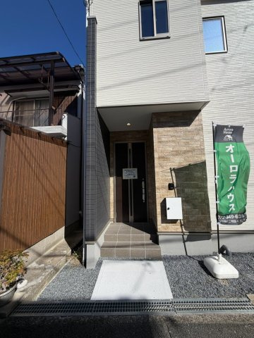 松原市北新町5丁目のその他|住まいの顔となる玄関。シンプルで落ち着いたデザインが外観に馴染み、毎日の出入りを気持ちよく迎えてくれます。