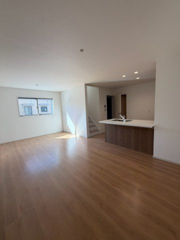 松原市北新町5丁目の居間・リビング|明るい光が差し込む開放感のあるリビング。家族が集まりやすく、ゆったりとくつろげる心地よい空間です。