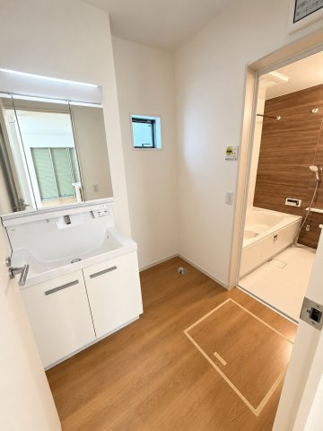 松原市北新町5丁目の独立洗面台|清潔感のある洗面スペース。ゆったりとした洗面台で、毎日の身支度も快適に。洗濯機置き場もしっかり確保されています。