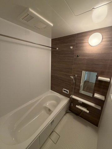 松原市北新町5丁目の浴室|落ち着いた木目調のアクセントが魅力的なバスルーム。浴室乾燥機付きで、雨の日のお洗濯にも便利です