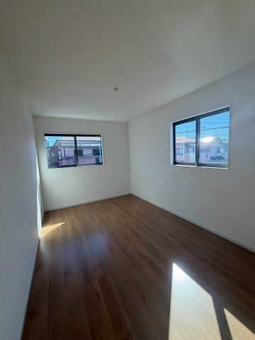 松原市北新町5丁目の洋室|明るく風通しの良い洋室。全居室2面採光で、家具の配置もしやすく快適にお使いいただけます。