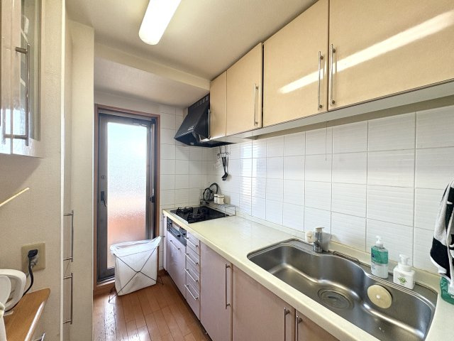 レクセルマンション西川口第3のキッチン|家事動線を考慮した使い勝手の良いシステムキッチン。毎日の調理やお料理が楽しくなる空間です。