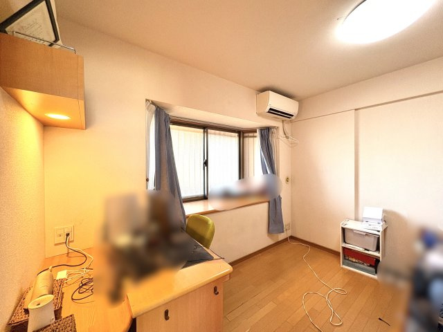 レクセルマンション西川口第3の洋室|各居室に収納を備えた使いやすいプライベート空間。明るく落ち着きのあるお部屋で快適に過ごせます。