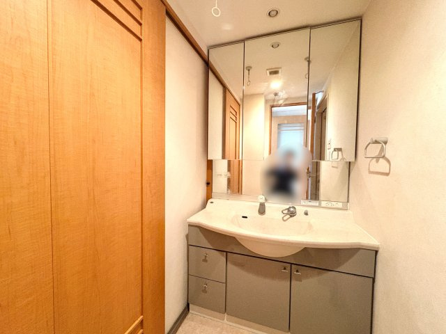 レクセルマンション西川口第3の独立洗面台|大きな三面鏡を備え、身支度がしやすく鏡裏の収納ですっきりと片付く機能的な洗面スペースです。