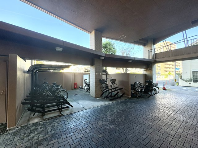 レクセルマンション西川口第3の駐輪場|敷地内に駐輪場がしっかり整備されており、毎日の通勤や通学、お買い物に便利にご活用いただけます。
