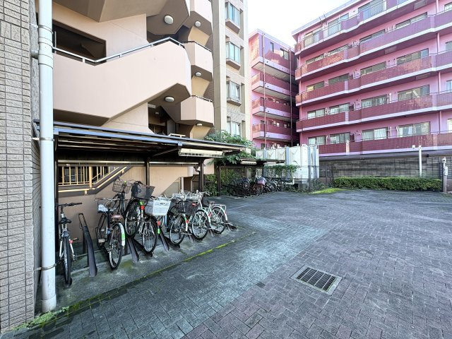 レクセルマンション西川口第3の駐輪場|敷地内に綺麗に整備された駐輪場を完備し、日々の通勤やお出かけの際の移動も快適です。