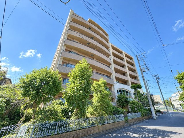 レクセルマンション西川口第3の外観|落ち着いたタイル貼りと重厚感のあるデザインが特徴的な、安心の鉄筋コンクリート造8階建マンションです。