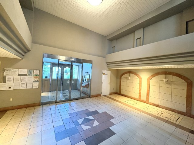 レクセルマンション西川口第3のエントランス|清潔感があり、住まう方を心地よく迎えてくれる落ち着いた雰囲気のエントランスです。