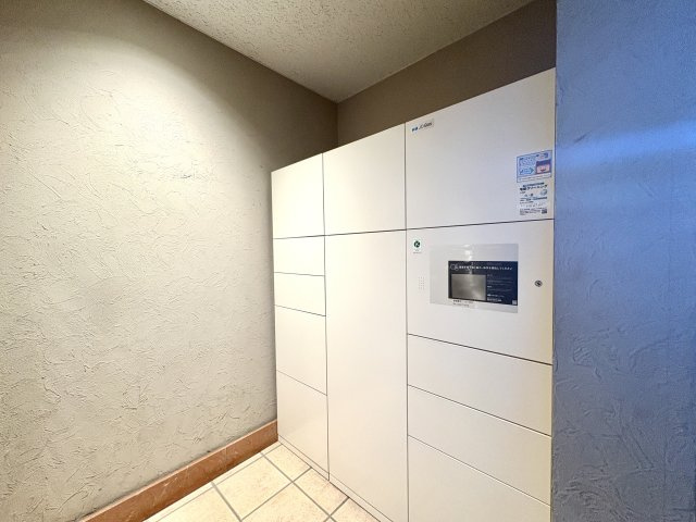 レクセルマンション西川口第3のその他共用部分|不在時でも荷物を受け取れる宅配ボックスを完備。時間を気にせず安心してネットショッピングを楽しめます。